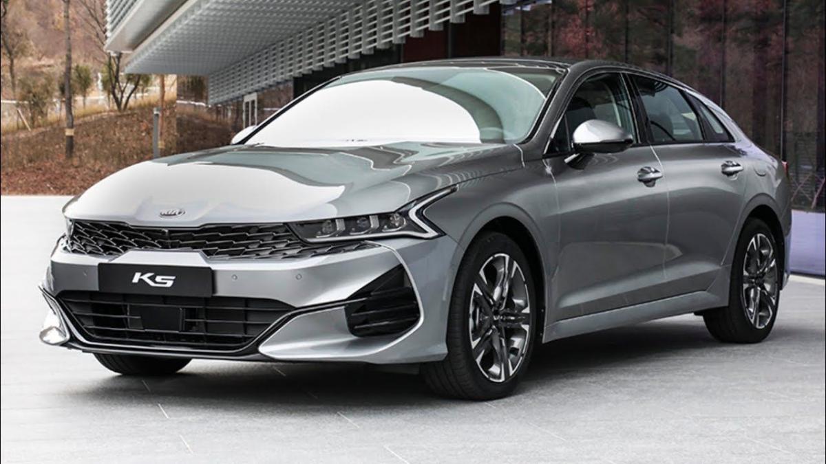 Серебристый Kia K5, вид спереди и сбоку