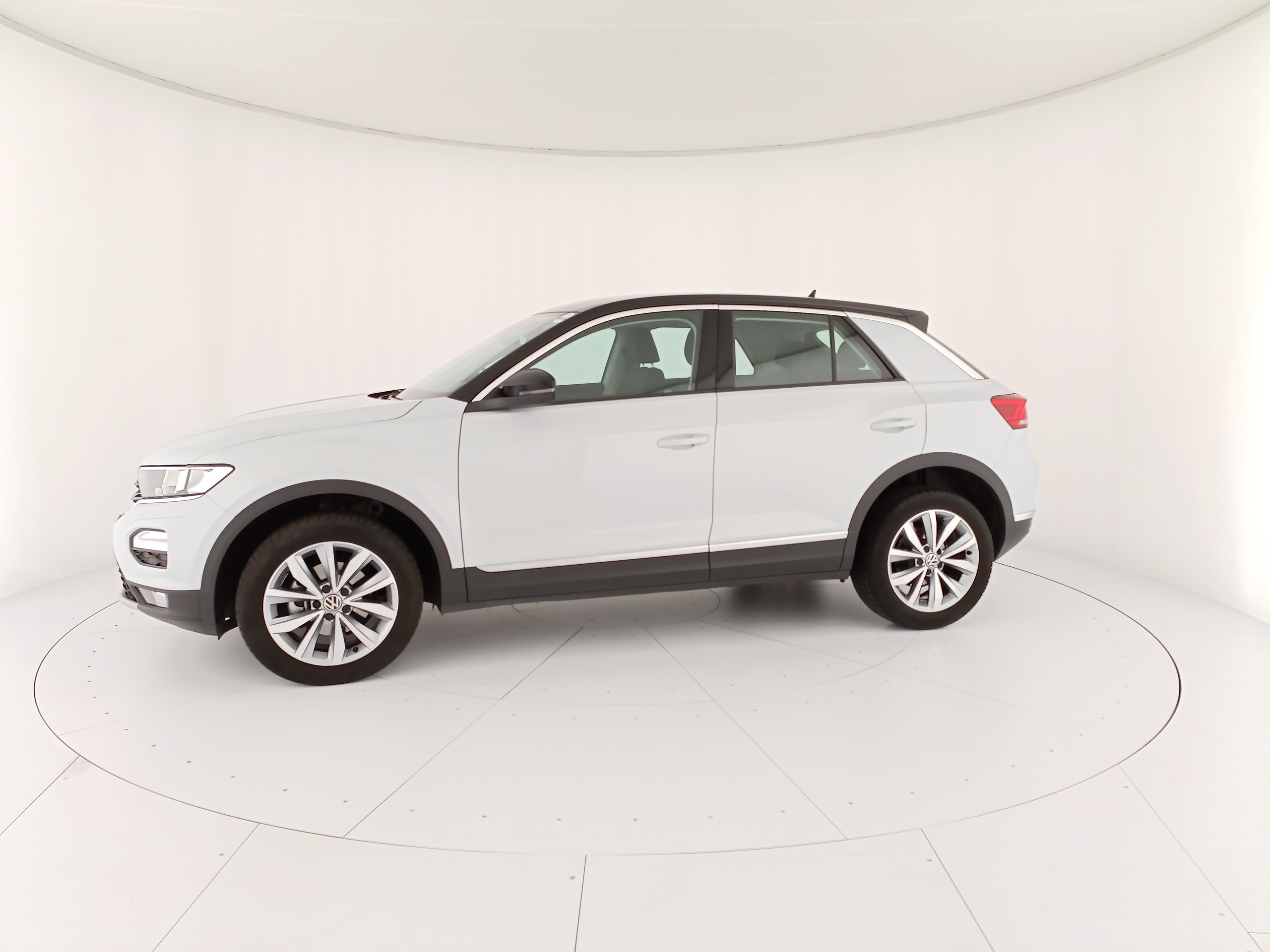 Белый Volkswagen T-Roc в студии